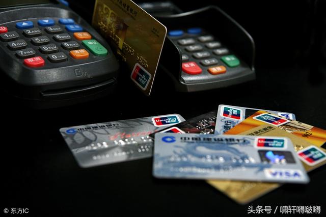 現(xiàn)在個(gè)人POS機(jī)辦理很簡(jiǎn)單，只要提供身份證，信用卡就能馬上辦理，然后自行下載APP軟件，注冊(cè)實(shí)名認(rèn)證后就能刷卡收款，非常方便。